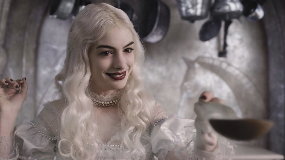 Still image of Anne Hathaway as Mirana/White Queen from the 2010 fantasy adventure film "Alice in Wonderland".